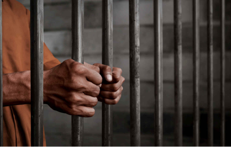 Un abogado ingresó 150 dosis de droga en una cárcel al preso que defendía