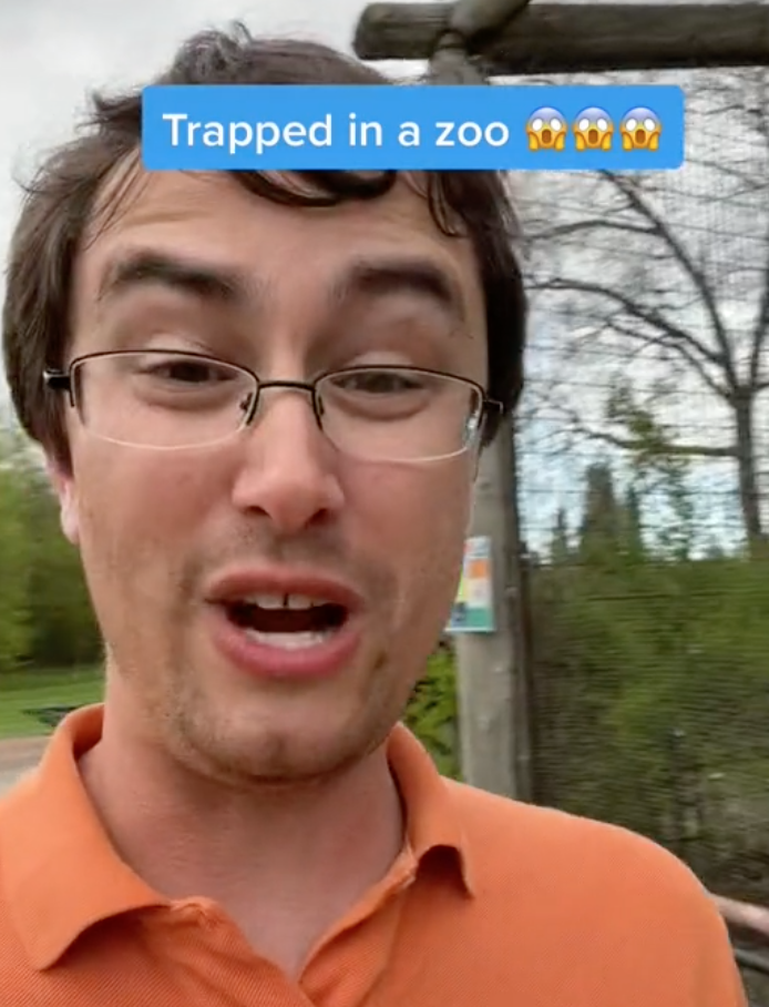 Viral: hombre queda encerrado en el zoo y graba su surrealista experiencia