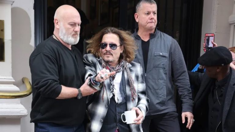 Johnny Depp siendo escoltado fuera del Grand Hotel Birmingham en Inglaterra