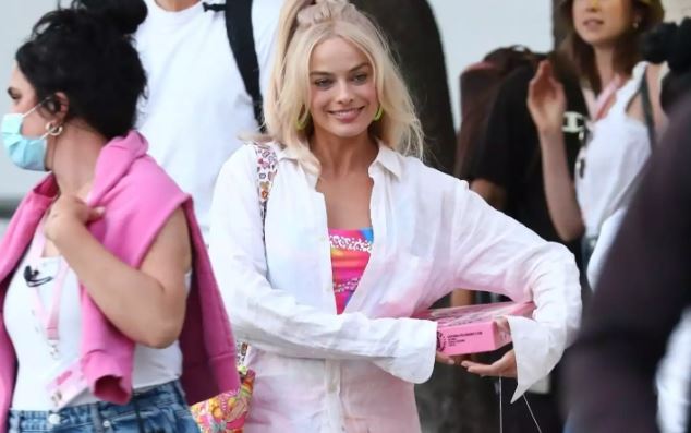 También se la vio caminando en el set con una gran caja rosa de Donuts debajo del brazo